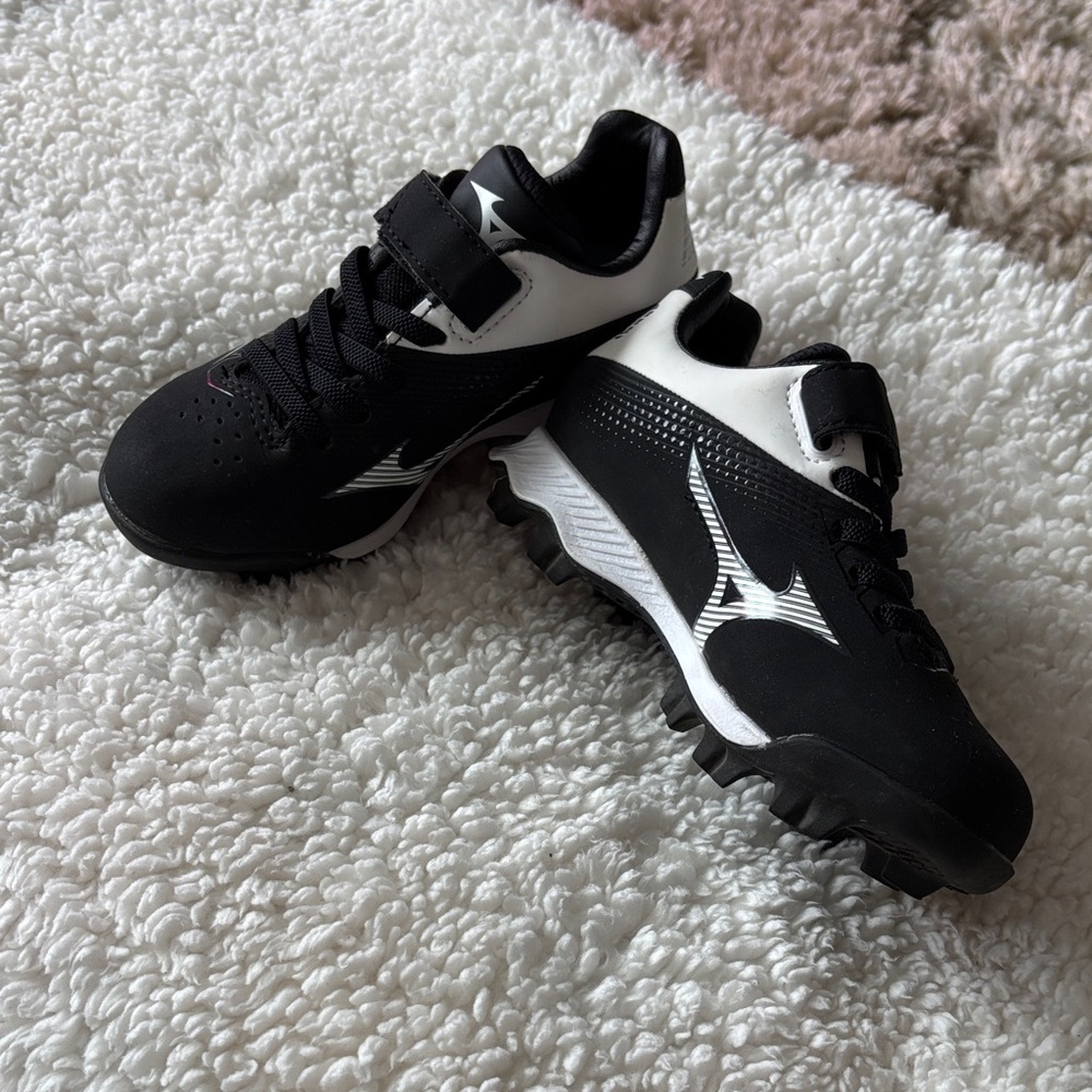 NEW Mizuno Kids Black and White Athletic Cleats